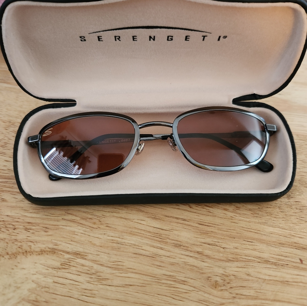 LIKE NEW PRE-OWNED AUTHENTIC SERENGETI SUNGLASSES/CASE,MADE IN ITALY O.B.O.